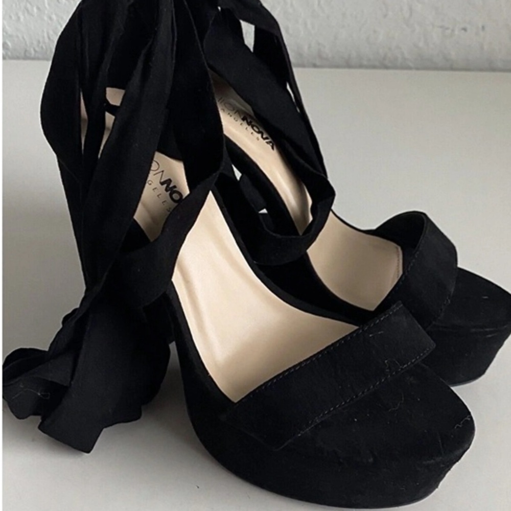 Black heels. Size 10. Fashion Nova.